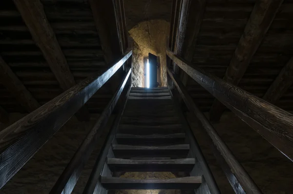 Dunkler Raum mit Steinwänden und Holztreppe — Stockfoto