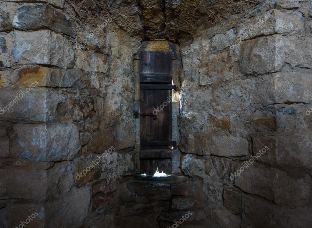Viejo muro de piedra con ventana. — Foto de stock © wlad74 #112898936