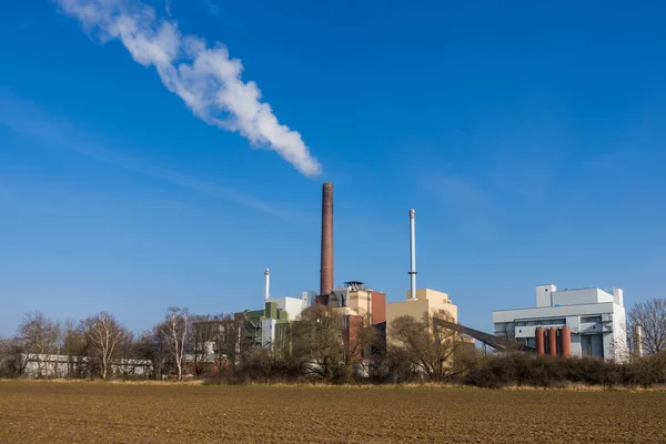 Smokestack against blue sky — Stock Photo, Image