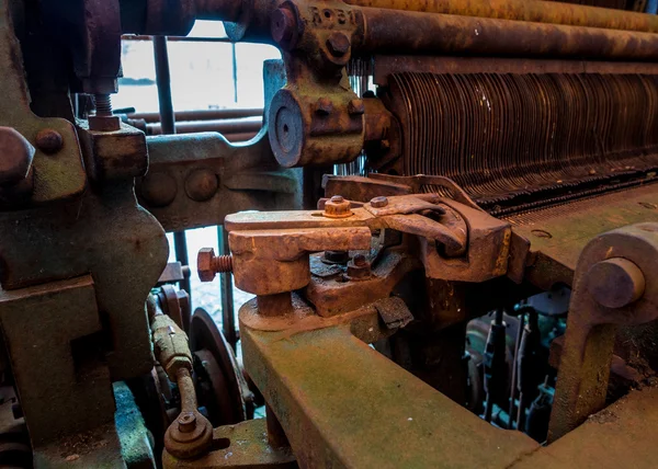 Oude en roestige rondsel vistuig met een machine in de factor — Stockfoto