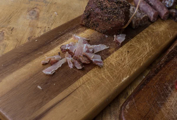 Tranches de bacon sur une planche à découper — Photo