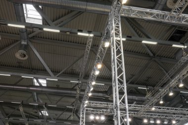 Tavan ile bir metal konstrüksiyon ve havalandırma odası