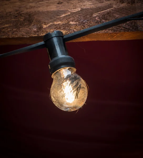 Освітлення лампочки на кабелі в сутінках — стокове фото