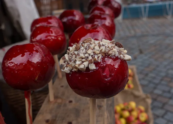 Candy appels met noten op de markt — Stockfoto