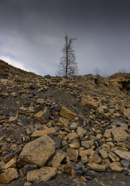 Bir taş ocağı manzarada 