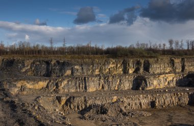 Bir taş ocağı manzarada 