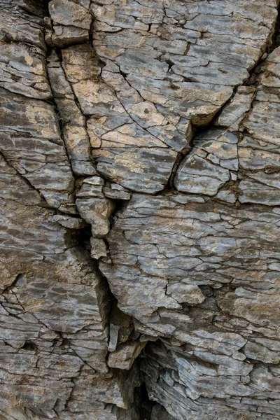 Mur de pierre de roche avec fissures — Photo