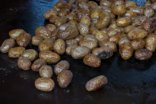 Smažené brambory na pánvi — Stock fotografie