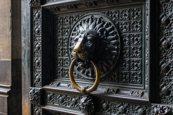 Puerta vieja con puerta de león golpeador de la catedral de Colonia — Foto de Stock
