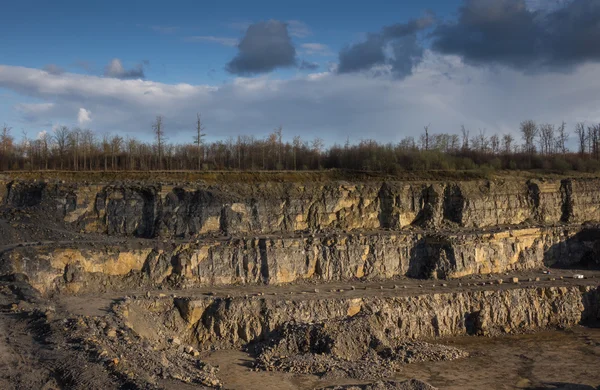 Bir taş ocağı manzarada 