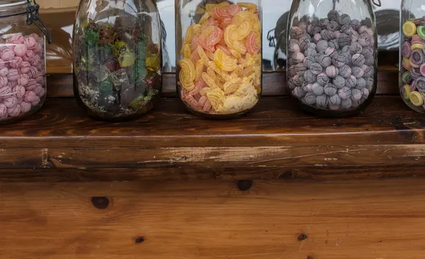 Snoepjes in glazen potten op de markt — Stockfoto