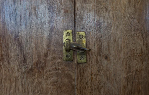 Houten shutters op de vaten met de hendel — Stockfoto