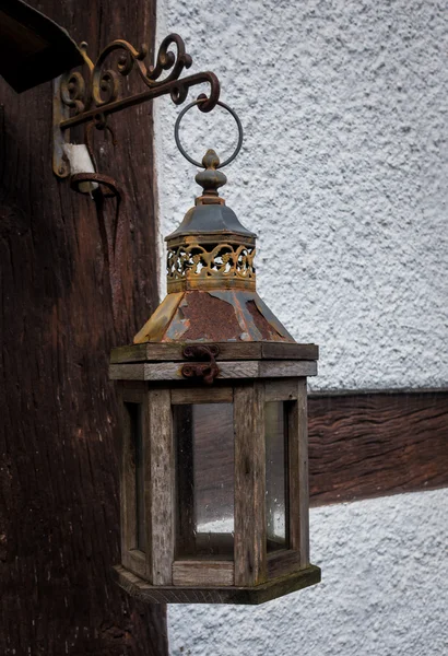 Die alte Laterne an der Wand des Bauernhauses — Stockfoto