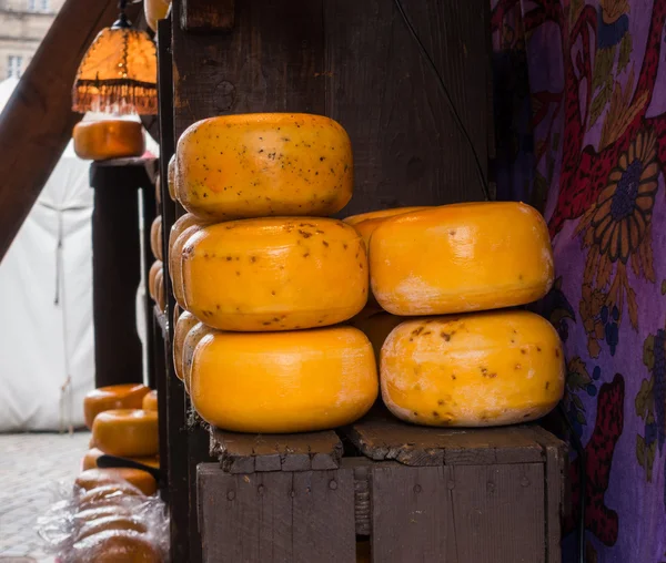 Queijo no balcão no mercado — Fotografia de Stock