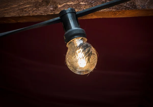 Gloeilamp verlichting op de kabel in de schemering — Stockfoto