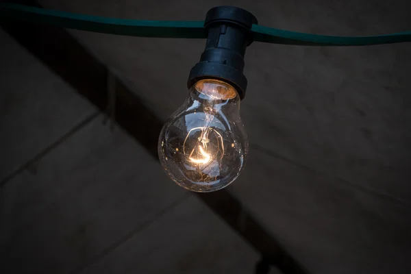 Osvětlení žárovka na kabelu za soumraku — Stock fotografie
