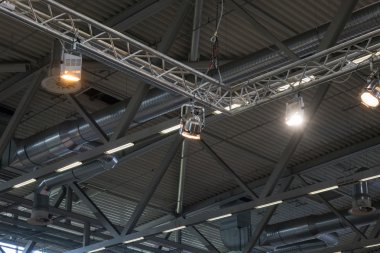 Tavan ile bir metal konstrüksiyon ve havalandırma odası
