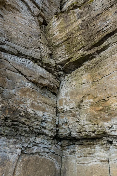 Steinwand aus Fels mit Rissen — Stockfoto