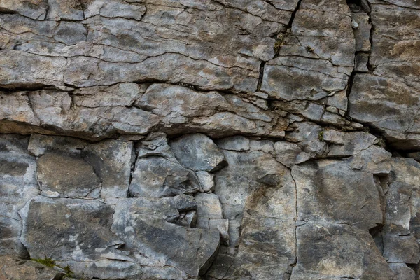 Muro di pietra di roccia con crepe — Foto Stock