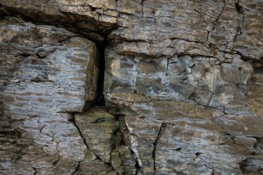 Taş duvar kaya ile çatlaklar 