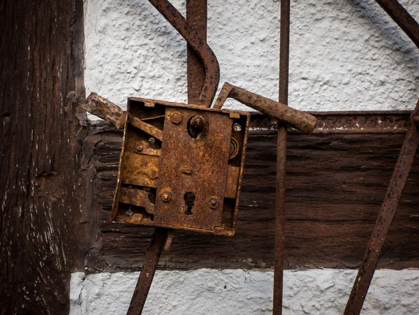 A velha fechadura enferrujada na parede da fazenda — Fotografia de Stock