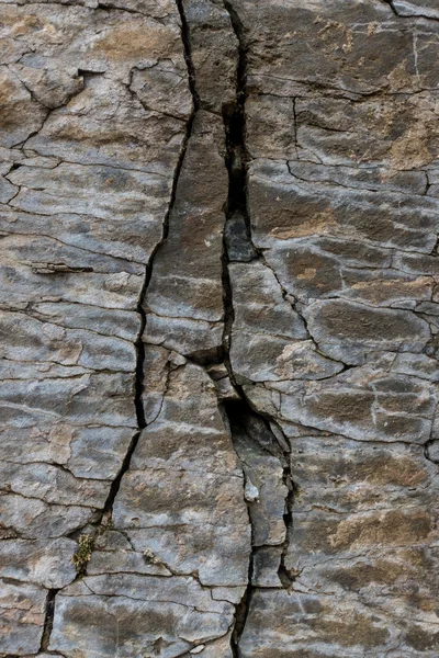 Taş duvar kaya ile çatlaklar — Stok fotoğraf