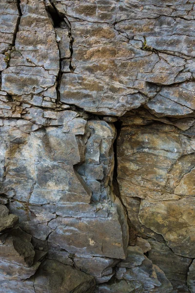 Parede de pedra de rocha com rachaduras — Fotografia de Stock