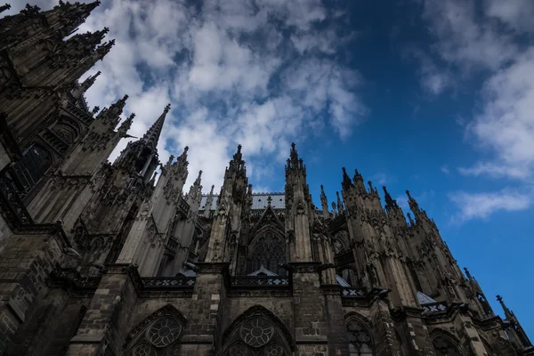 Kölnin katedraali taivasta vasten Saksassa — kuvapankkivalokuva