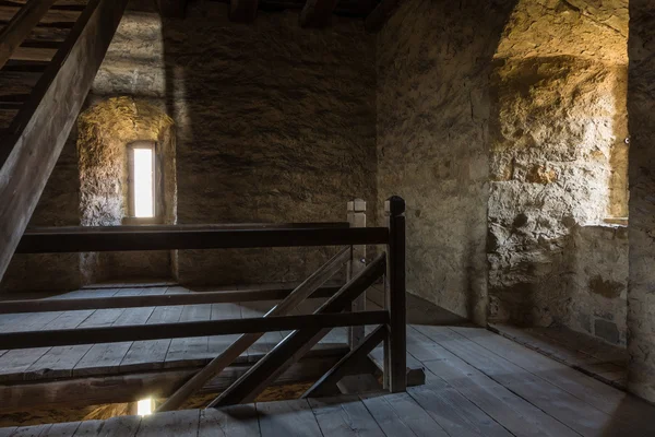 Dunkler Raum mit Steinwänden und Holztreppe — Stockfoto