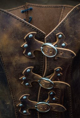 Yaşlı kadının deri korse