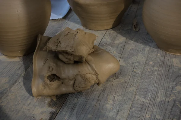 Ruwe klei potten in een pottenbakkerij — Stockfoto