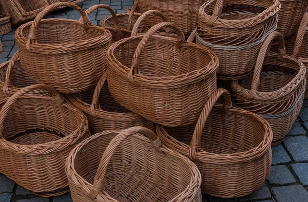 Korgar på försäljning i marknaden — Stockfoto