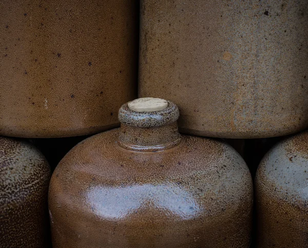 Botellas de vino de arcilla en el mercado — Foto de Stock