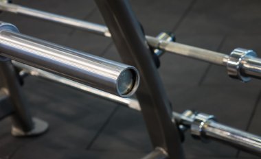 ağırlık kaldırma çubukları fitness merkezinde