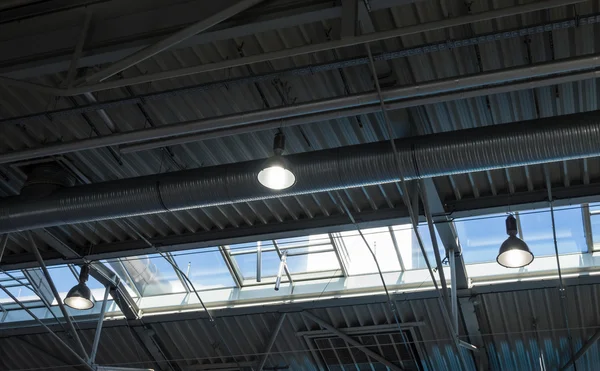 Plafond de la pièce avec une construction métallique et une ventilation — Photo