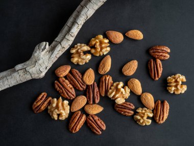 Siyah tahta üzerinde çeşitli fındıklar, yüksek çözünürlüklü fotoğraf. .