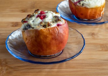 Süzme peynirli fırınlanmış elma ve ahşap masada böğürtlen, yüksek çözünürlüklü fotoğraf. .
