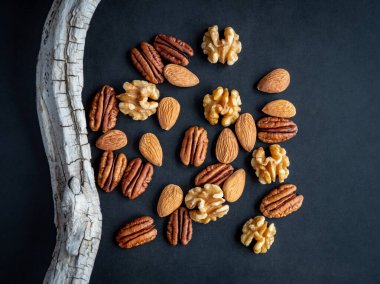 Siyah tahta üzerinde çeşitli fındıklar, yüksek çözünürlüklü fotoğraf. .