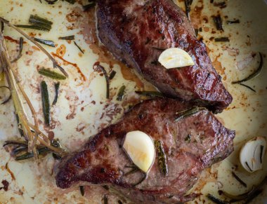 Seramik tavada fırında biftek, yüksek çözünürlüklü fotoğraf. .