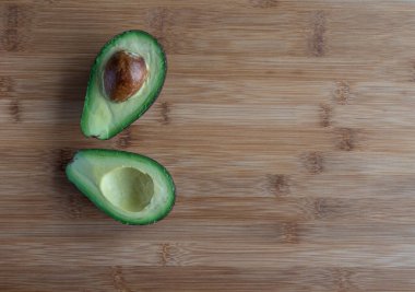Tahta masada dilimlenmiş avokado, yüksek çözünürlüklü fotoğraf. .