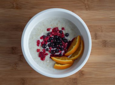 Tahta masada meyveli yulaf ezmesi, yüksek çözünürlüklü fotoğraf. .