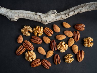 Siyah tahta üzerinde çeşitli fındıklar, yüksek çözünürlüklü fotoğraf. .