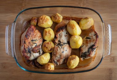 Cam tavada fırında tavuk ve patates, yüksek çözünürlüklü fotoğraf. .