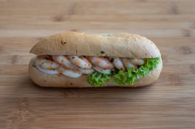Tahta masada karidesli sandviç, yüksek çözünürlüklü fotoğraf. .
