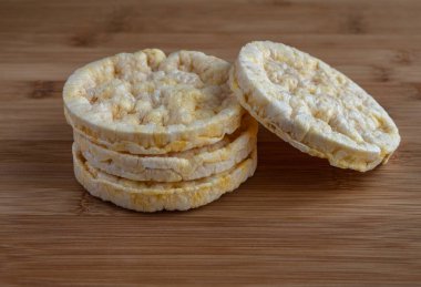 Tahta masada mısır ekmeği, yüksek çözünürlüklü fotoğraf. 