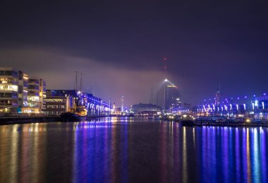 Almanya 'daki Bremerhafen kentinin mimarisi ve gece manzarası .