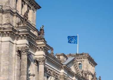 Almanya 'nın Berlin kentindeki Reichstag binasında AB bayrağı.