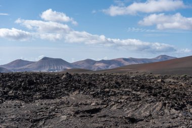 Lanzarote Adası, Kanarya Adaları 'ndaki Timanfaya Ulusal Parkı' nın volkanik manzarası .
