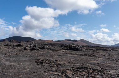 Lanzarote Adası, Kanarya Adaları 'ndaki Timanfaya Ulusal Parkı' nın volkanik manzarası .