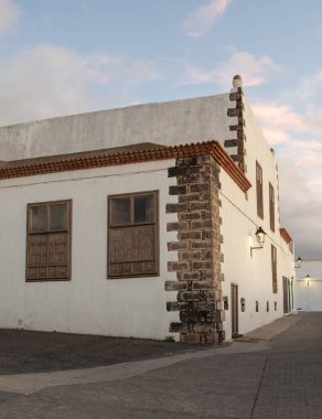 İspanya 'nın Lanzarote adasındaki Teguise şehrinin eski mimarisi. .